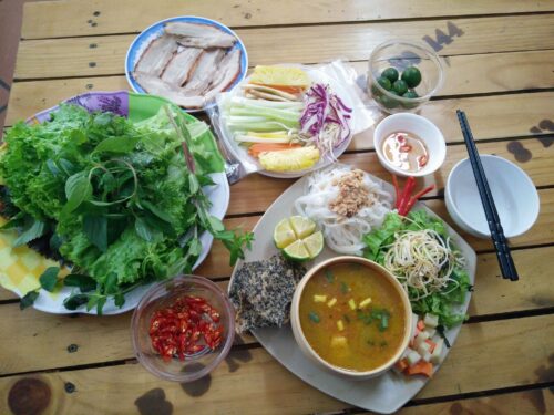 banh-trang-cuon-thit-heo-va-my-quang